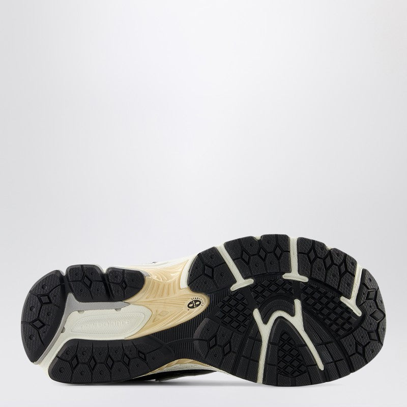 New Balance 2002R low-top sneaker black/silver/gold